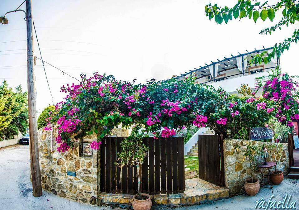 Kokkónion Irene'S Maisonette At Rafaella Resort מראה חיצוני תמונה